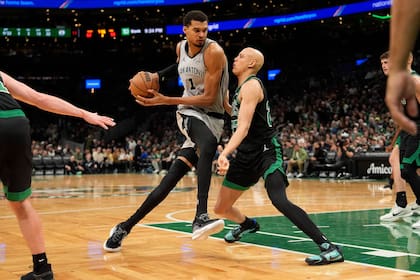 Wembanyama y Fox anotan 21 puntos cada uno en victoria de Spurs 100-95 sobre Celtics