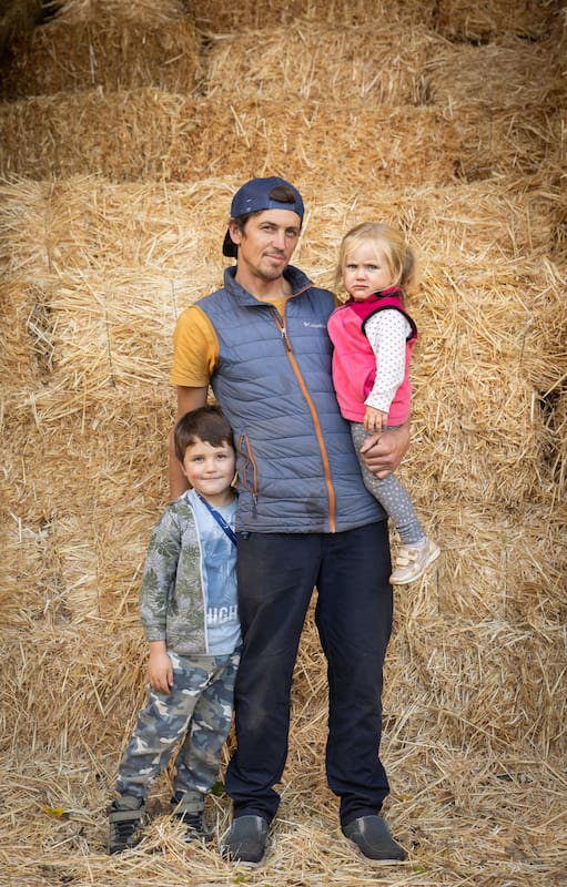 Wenceslao Adrion junto a sus hijos en la chacra que pertenece a su familia.