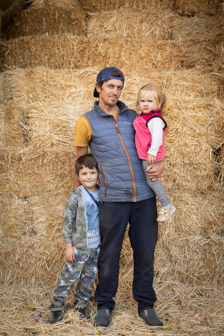 Wenceslao Adrion junto a sus hijos en la chacra que pertenece a su familia.