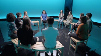 Wendy Ramos junto a un grupo de jóvenes en el plató de "Aprendemos Juntos 2030".