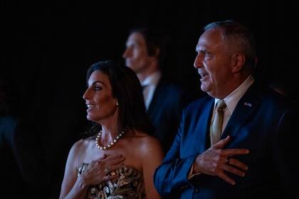 Wendy y Marc Stanley entonan el himno de los Estados Unidos
