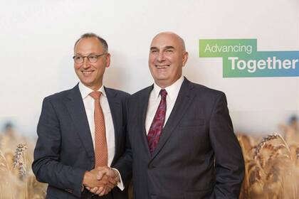 Werner Baumann, CEO de Bayer, y Hugh Grant, CEO de Monsanto, cuando en 2016 anunciaron la operación