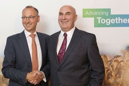 Werner Baumann, CEO de Bayer, y Hugh Grant, CEO de Monsanto, cuando en 2016 anunciaron la operación