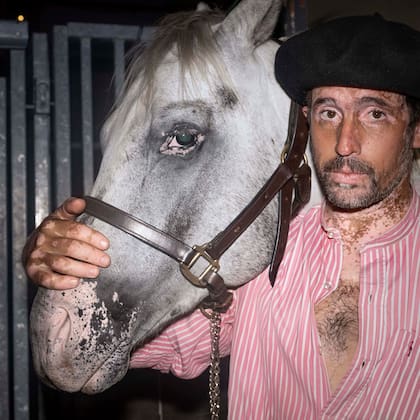Werning inauguró en París la muestra que reúne su exploración minuciosa por ferias como La Rural y Nuestros Caballos.