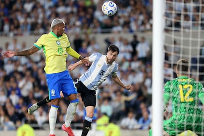 Wesley gana por arriba ante el intento de Tagliafico