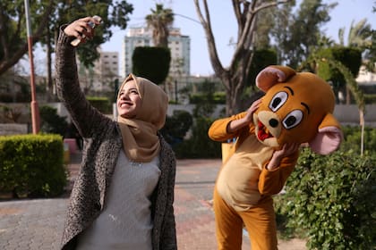 Wessal Abu Amra, de 17 años, se toma una selfie en un parque público, el 14 de febrero de 2019. &quot;A pesar de las guerras y la mala economía, estamos tratando de encontrar algo de alegría. Sabemos la realidad en la que vivimos, así que hacemos cosas que nos encanta para salir de un mal humor&amp;