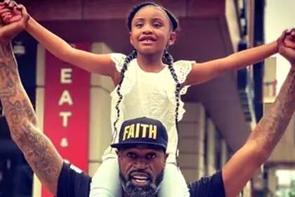 West donó dinero para el fondo universitario de GIanna Floyd, la hija de George, que ahora tiene seis años (aquí, a caballito de Stephen Jackson, exjugador de la NBA)