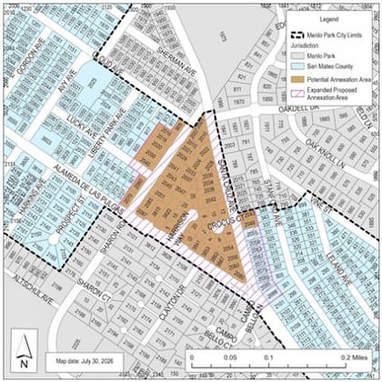 West Menlo Triangle ocupa unas 14 acres (5,7 hectáreas) y está dentro de la esfera de influencia de Menlo Park