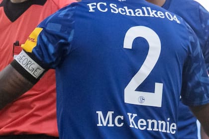 Weston McKennie, jugador norteamericano de Shalke 04 llevó un brazalete con pedido de justicia para su compatriota asesinado