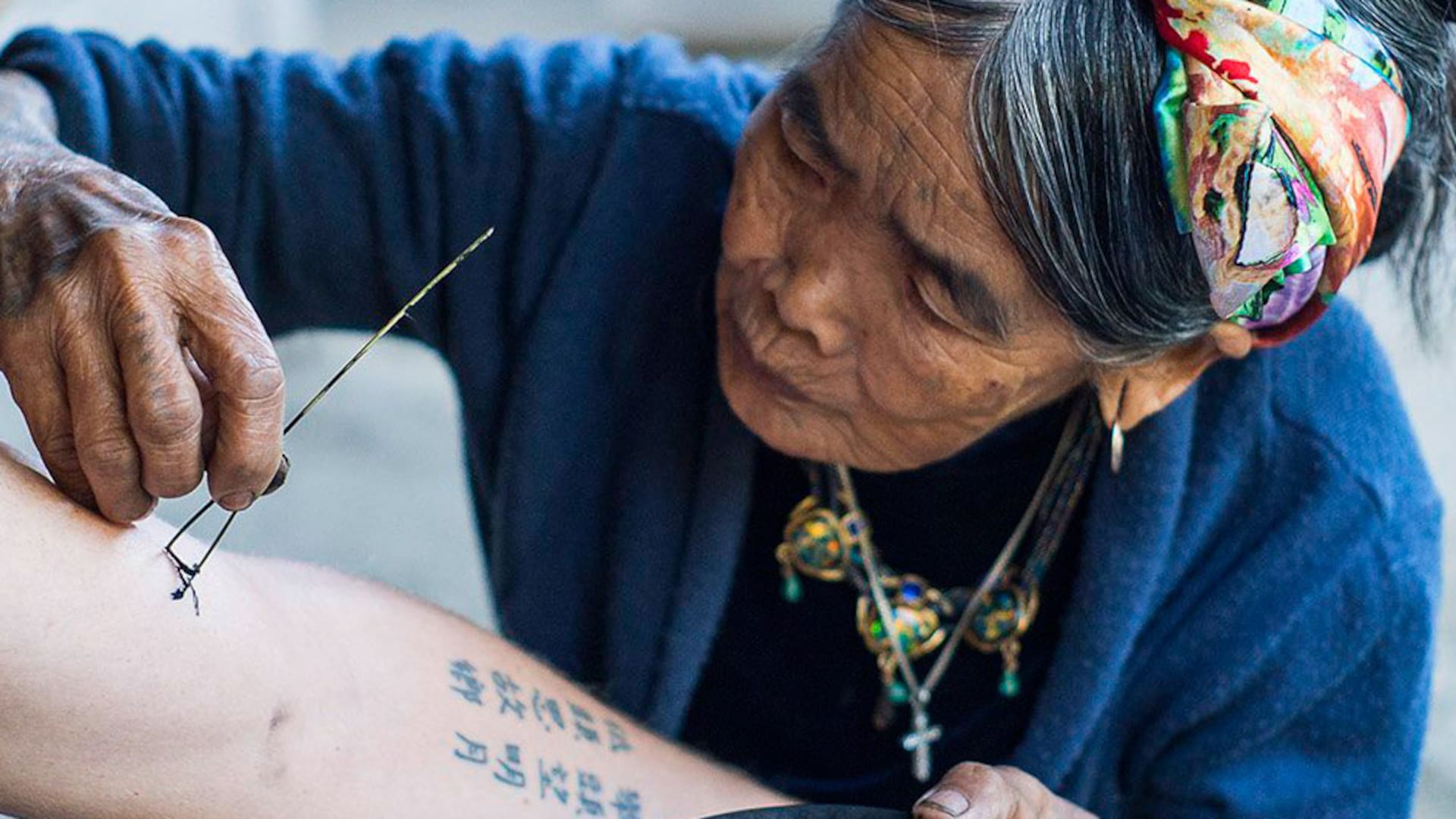 La tatuadora posa Whang Do posa para la foto dejándo a la vista los tatuajes de sus brazos y pecho.