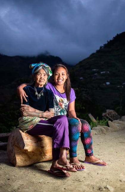 Whang Od con Grace Palicas, una de sus sucesoras.