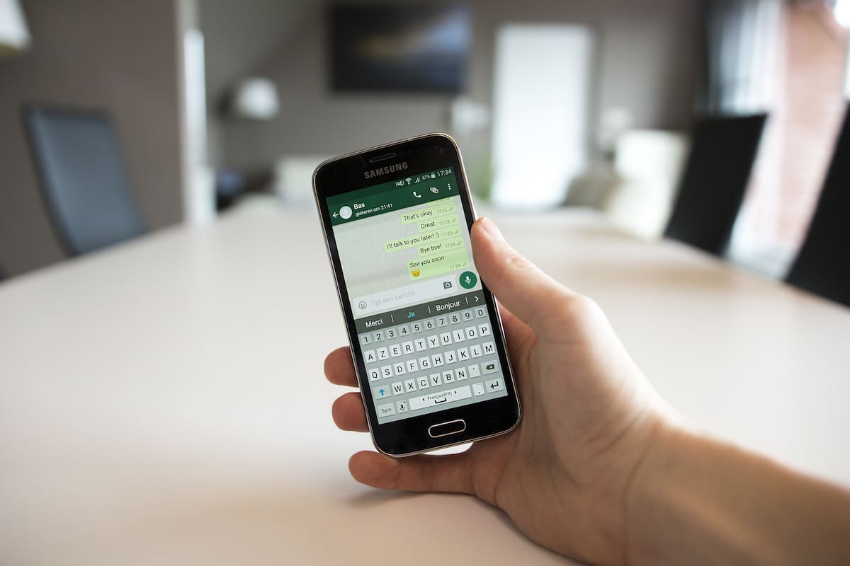 WhatsApp aplicará el límite de reenvío a uno en el caso de los mensajes que circulan en gran volumen con el objetivo de frenar la desinformación en el servicio de mensajería