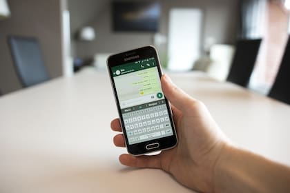 WhatsApp aplicará el límite de reenvío a uno en el caso de los mensajes que circulan en gran volumen con el objetivo de frenar la desinformación en el servicio de mensajería