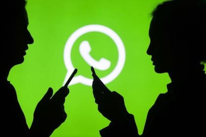 WhatsApp dijo que con su nueva medida espera limitar el reenvío masivo de mensajes