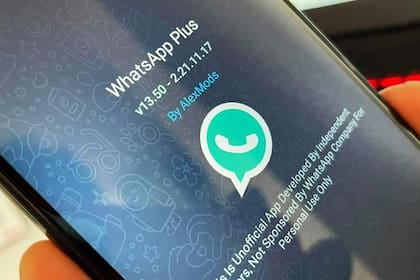 WhatsApp le declaró la guerra a las versiones no oficiales y empezó a suspender cuentas