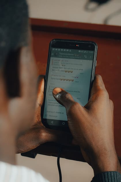 WhatsApp no cuenta con una papelera de reciclaje para mensajes borrados, pero permite recuperarlos a través de su copia de seguridad