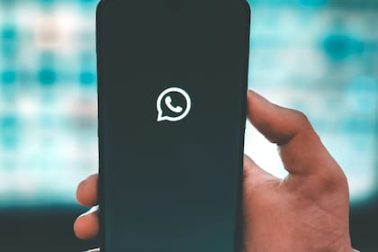 WhatsApp no tiene una "papelera" propiamente dicha donde recuperar los mensajes y archivos eliminados