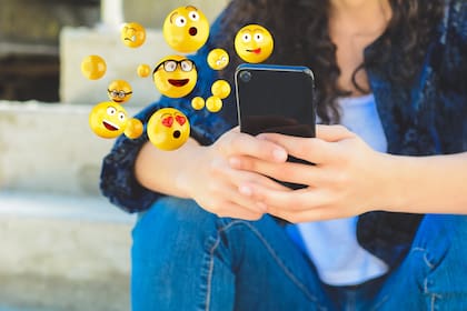 WhatsApp permitirá reaccionar a un mensaje con un emoji, que queda enganchado a ese mensaje en vez de ser una respuesta cronológica, como ya tienen Facebook Messenger o los mensajes privados de Twitter