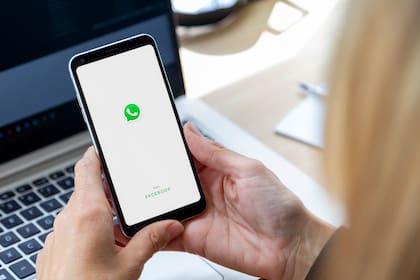 WhatsApp planea ampliar el acceso al chat más allá del teléfono principal y la versión web, y una futura actualización podría permitir el uso simultáneo en cuatro dispositivos