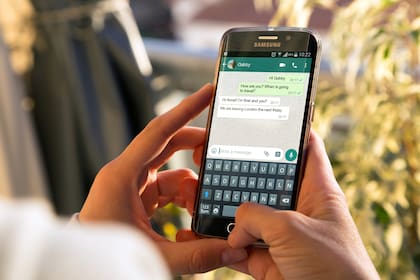 WhatsApp prepara una función que permitirá el envío de imágenes que se autodestruyen, aunque no cuenta con una protección contra capturas de pantalla, señala el reporte del sitio WABetaInfo