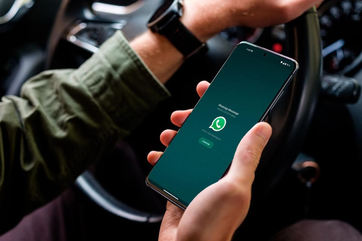 WhatsApp puede usarse mientras el usuario maneja, pero con una aplicación, ¿cuál es?