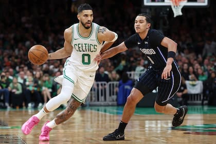 White anota 30, Tatum no sale lesionado y Celtics vencen 103-86 al Magic en el Juego 1