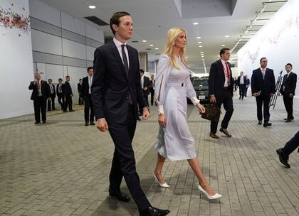 Ivanka Trump lució un lívido vestido con cuello y puños trabajados, mangas holgadas, tablas al frente y cinto. Junto a ella, Jared Kushner
