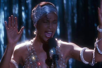 Whitney Houston en una de las escenas icónicas de El guardaespaldas