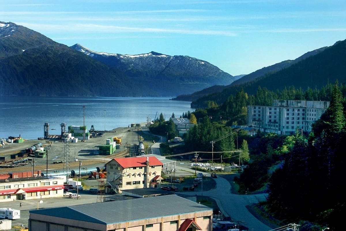 Whittier es un pueblo situado en la costa oeste del estrecho de Prince William, en Alaska