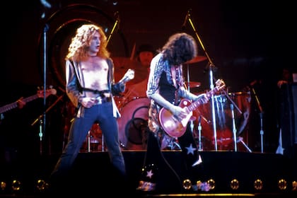 "Whole Lotta Love" quedó en la historia como una de las grandes canciones de Led Zeppelin: un riff incendiario de Page, una interpretación vocal magnífica de Plant... y un plagio que los obligó a sumar a un blusero como autor
