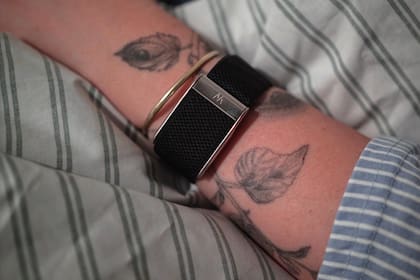 Whoop” es un dispositivo de monitoreo físico de alta gama sin pantalla, que registra métricas detalladas de rendimiento y recuperación