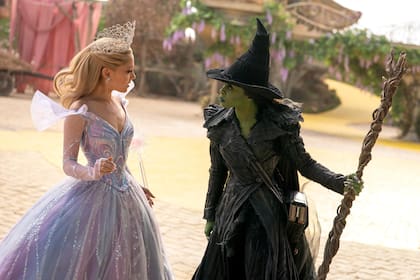 Ariana Grande y Cynthia Erivo en Wicked: Por siempre