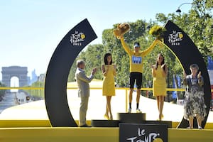 Wiggins y la tradicional postal con el Arco del Triunfo en París