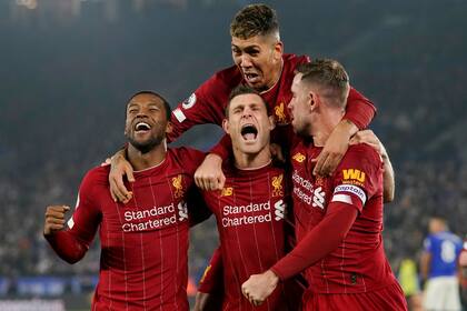 Wijnaldum, Alexander Arnold, Firmino y Henderson festejan uno de los cuatro tantos de la goleada de Liverpool