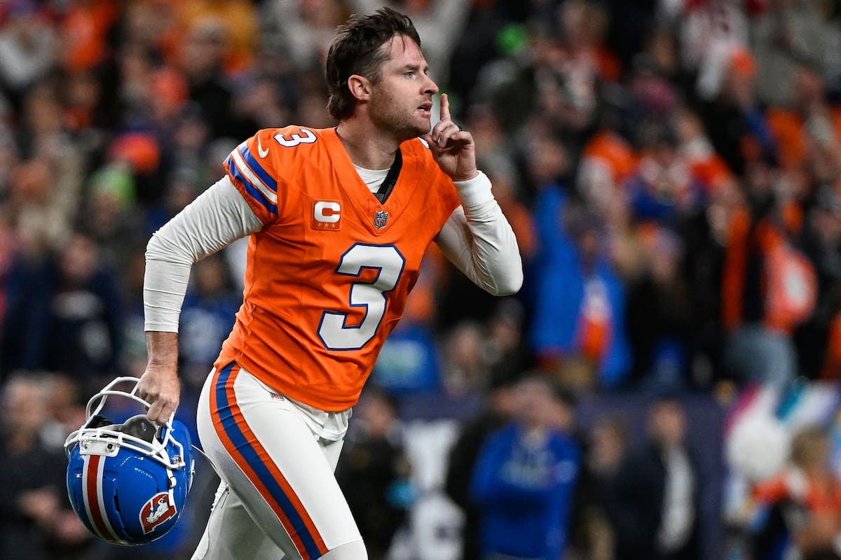 Wil LUtz, pateador de los Broncos de Denver, festeja tras convertir el gol de campo decisivo ante lo