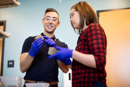 Wil Srubar y la estudiante Sarah Williams con un trozo de cemento viviente