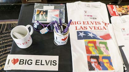Wild Billy, un marine retirado amigo de Pete, es quien vende camisetas, discos y calcos de Big Elvis, quien tiene su propia estrella, desde febrero, en el Paseo de la Fama