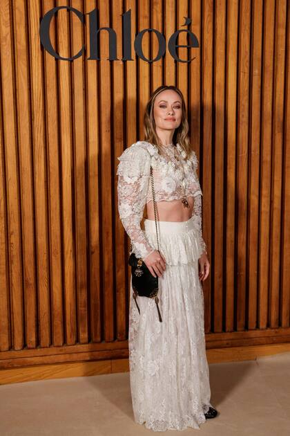 Wilde eligió un conjunto de tul y encaje de dos piezas para este evento de moda parisino. La directora sumó una cartera con tachas y cadenas, a juego con su calzado