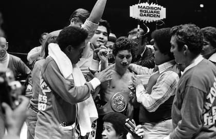 Wilfredo Gómez celebra la victoria ante Néstor Jiménez en el Madison Square Garden, en marzo de 1979. Ganó por KO en el 5° round