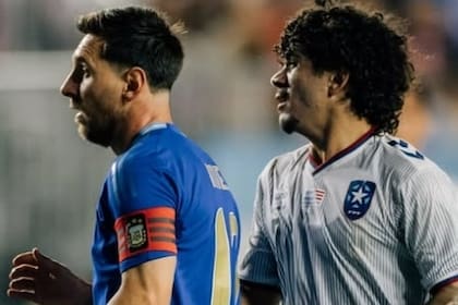 Wilfredo Rivera, en acción junto a Lionel Messi, durante un amistoso entre Argentina y Puerto Rico; el futbolista boricua jugará en Barracas Central