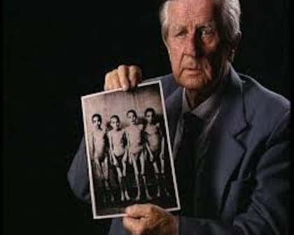 Wilhelm Brasse era retratista y hablaba en alemán, por eso le ordenaron que fotografiara a los prisioneros que ingresaban al campo de concentración
