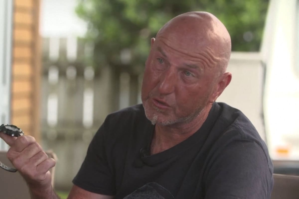 Will Fransen muestra el reloj que le salvó la vida tras su odisea en altamar