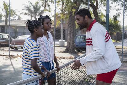 Will Smith en una escena de Rey Richard, como el padre de las futuras estrellas del tenis Venus (Saniyya Sidney) y Serena Williams (Demi Singleton)