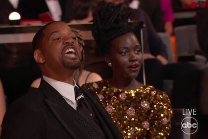 Will Smith increpa a Chris Rock tras pegarle una cachetada en vivo durante los últimos Oscar (Lupita Nyong'o, sentada a su izquierda, no puede creer lo ocurrido)