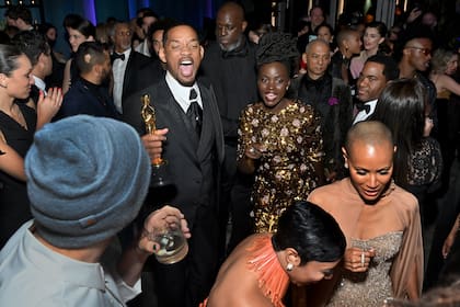 Will Smith, junto a Lupita Nyong'o y su mujer, Jada Pinkett Smith, haciendo su entrada triunfal al after party organizado por la revista Vanity Fair