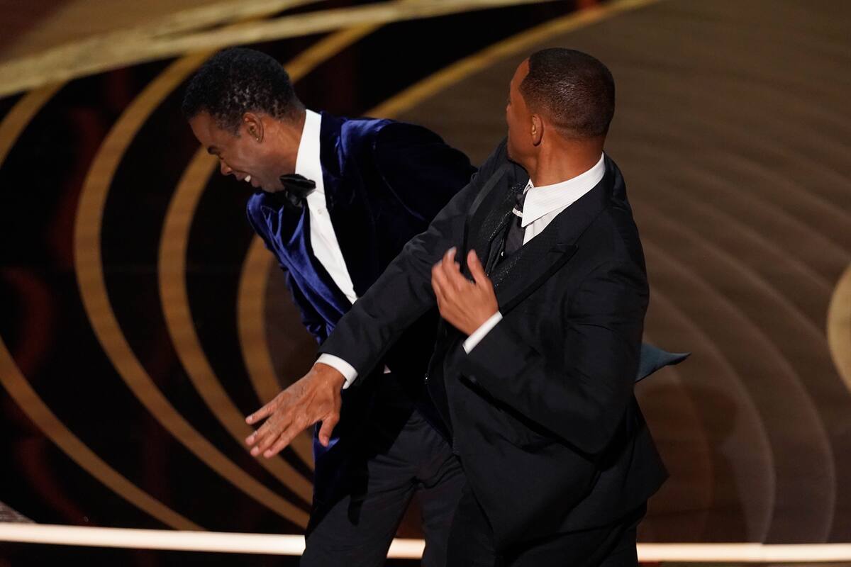 Will Smith le dio un golpe a Chris Rock en medio de la ceremonia de los Oscar 2022 (AP Photo/Chris Pizzello)