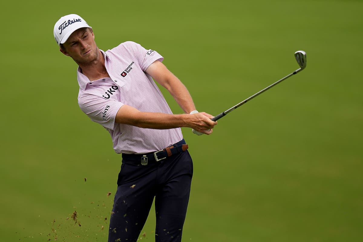 Will Zalatoris pega desde el fairway del 4; tuvo un rendimiento impecable en la segunda vuelta del PGA Championship