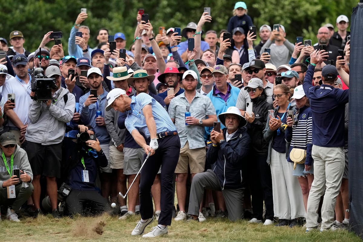 Will Zalatoris pega rodeado por el interés de los espectadores en Boston; el estadounidense ostenta la vanguardia en el Abierto de Estados Unidos de golf, compartida con el inglés Matt Fitzpatrick.
