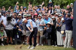 Will Zalatoris pega rodeado por el interés de los espectadores en Boston; el estadounidense ostenta la vanguardia en el Abierto de Estados Unidos de golf, compartida con el inglés Matt Fitzpatrick.