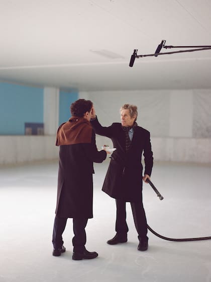 Willem Dafoe y Gastón Solnicki en el rodaje de la película The Souffleur